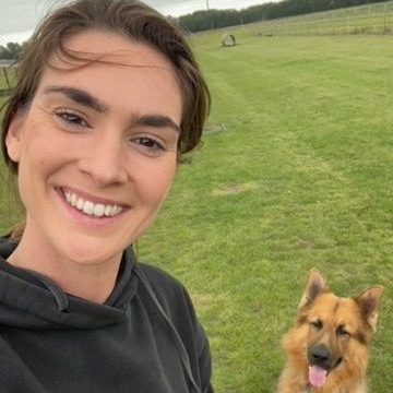 Linsey met een herder op de achtergrond